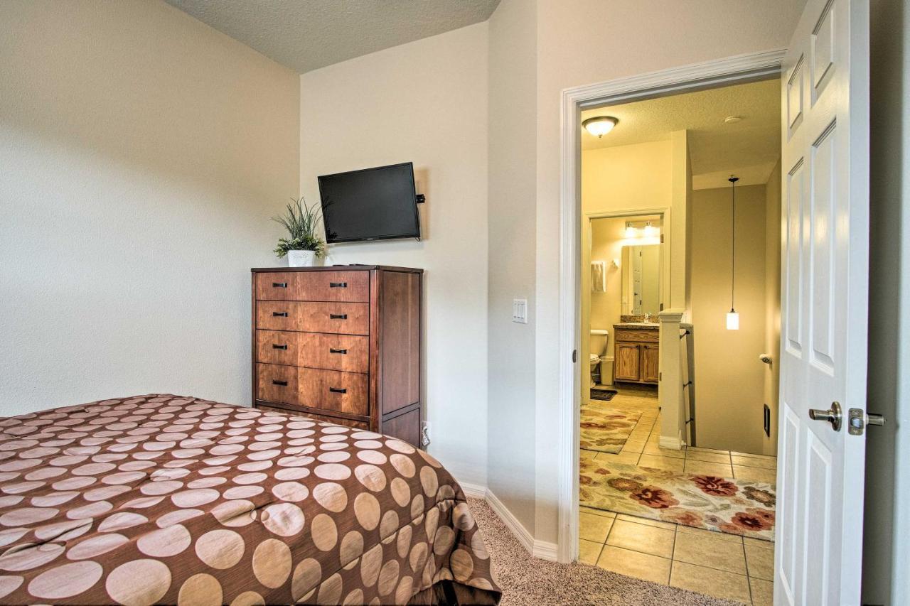 Quiet With Balcony About 2 Miles To World! Apartment *
