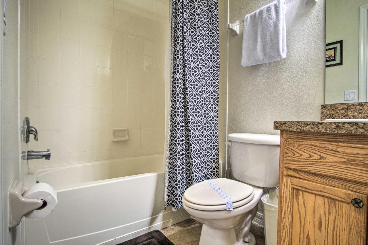Quiet With Balcony About 2 Miles To World! Apartment Orlando