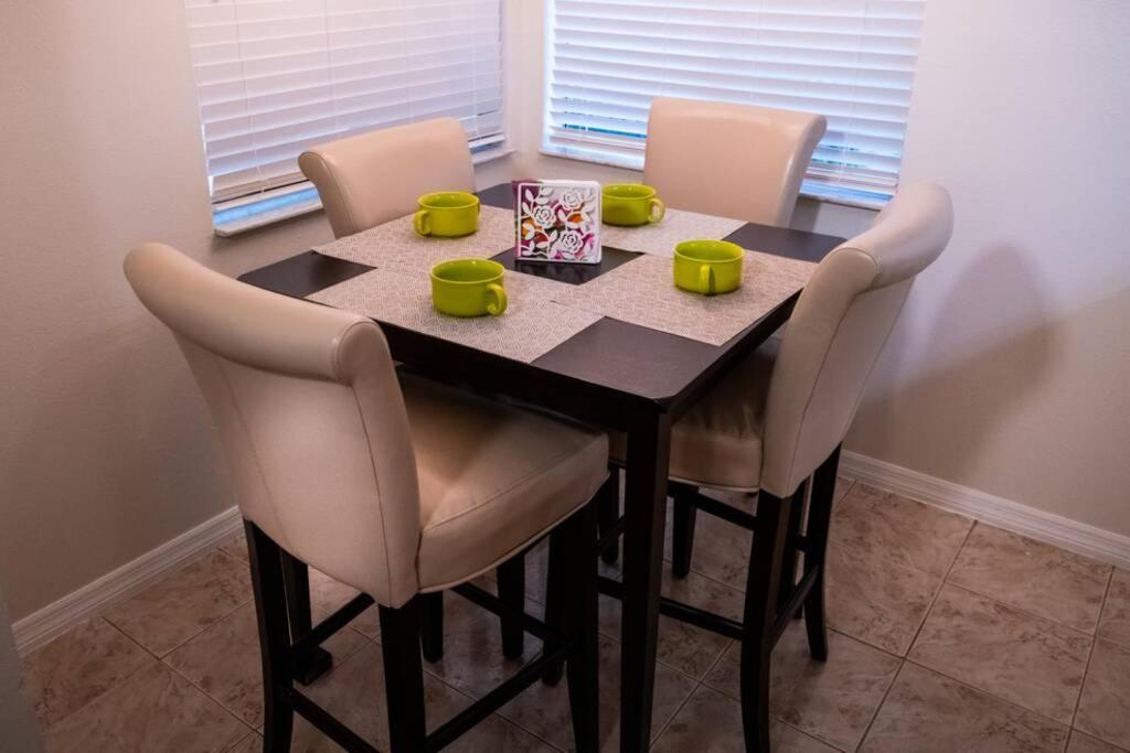 Spacious Home, Close To Attractions, Sleeps 4 Orlando