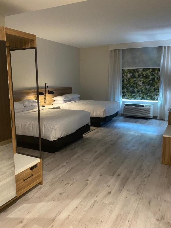 Wyndham Garden Airport - Free Airport Shuttle