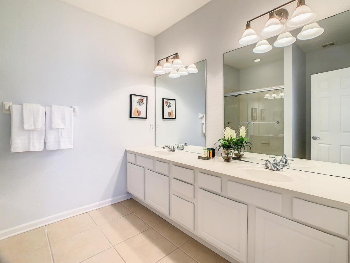 Stylish Vista Cay Townhome Near Conv. Ctr I-dr. *