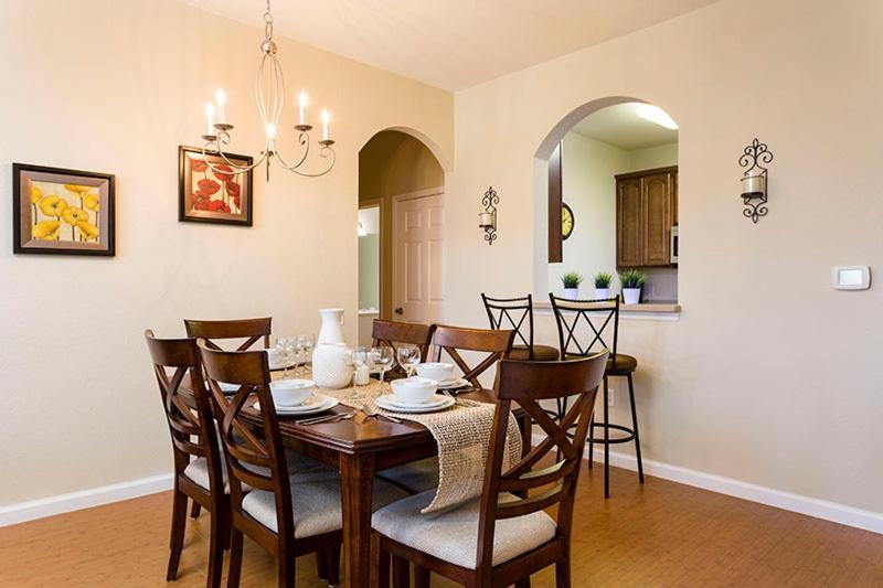 3br 2bath Balcony 5min Conv Center 1410ft Holiday home