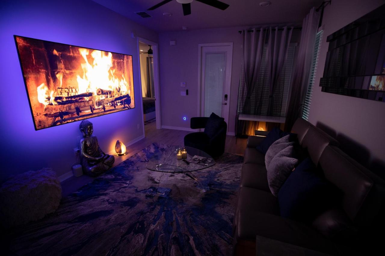 Holiday home Brand New Modern Pet Friendly Zen With Private Theater & Hot Tub! *