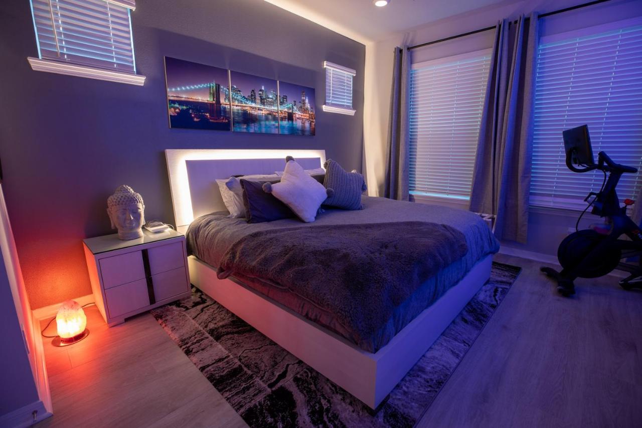 Brand New Modern Pet Friendly Zen With Private Theater & Hot Tub! Orlando