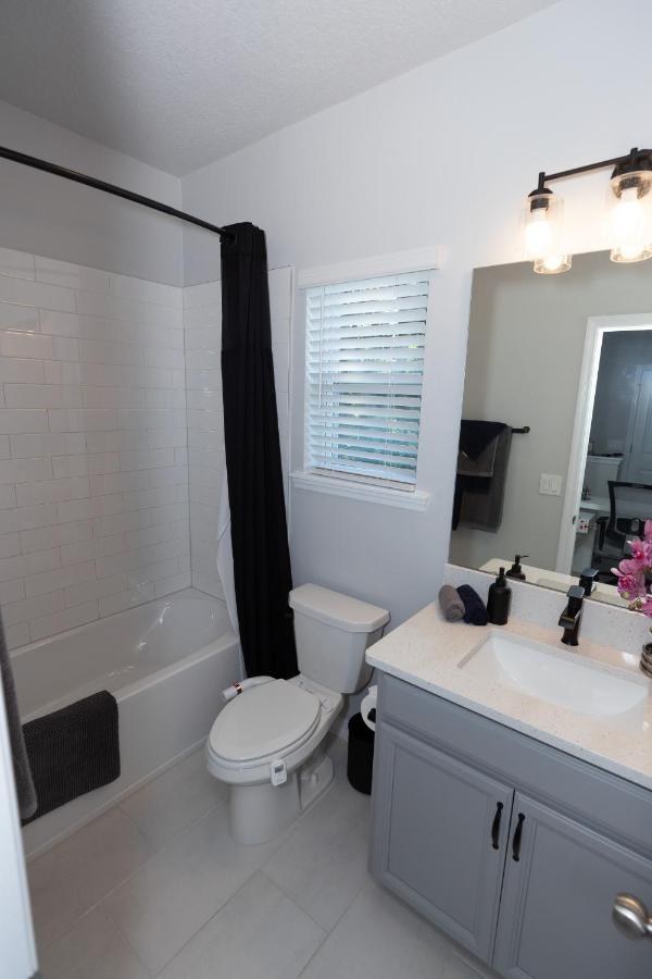 Holiday home Pet Friendly Modern Zen Retreat With Hot Tub! *