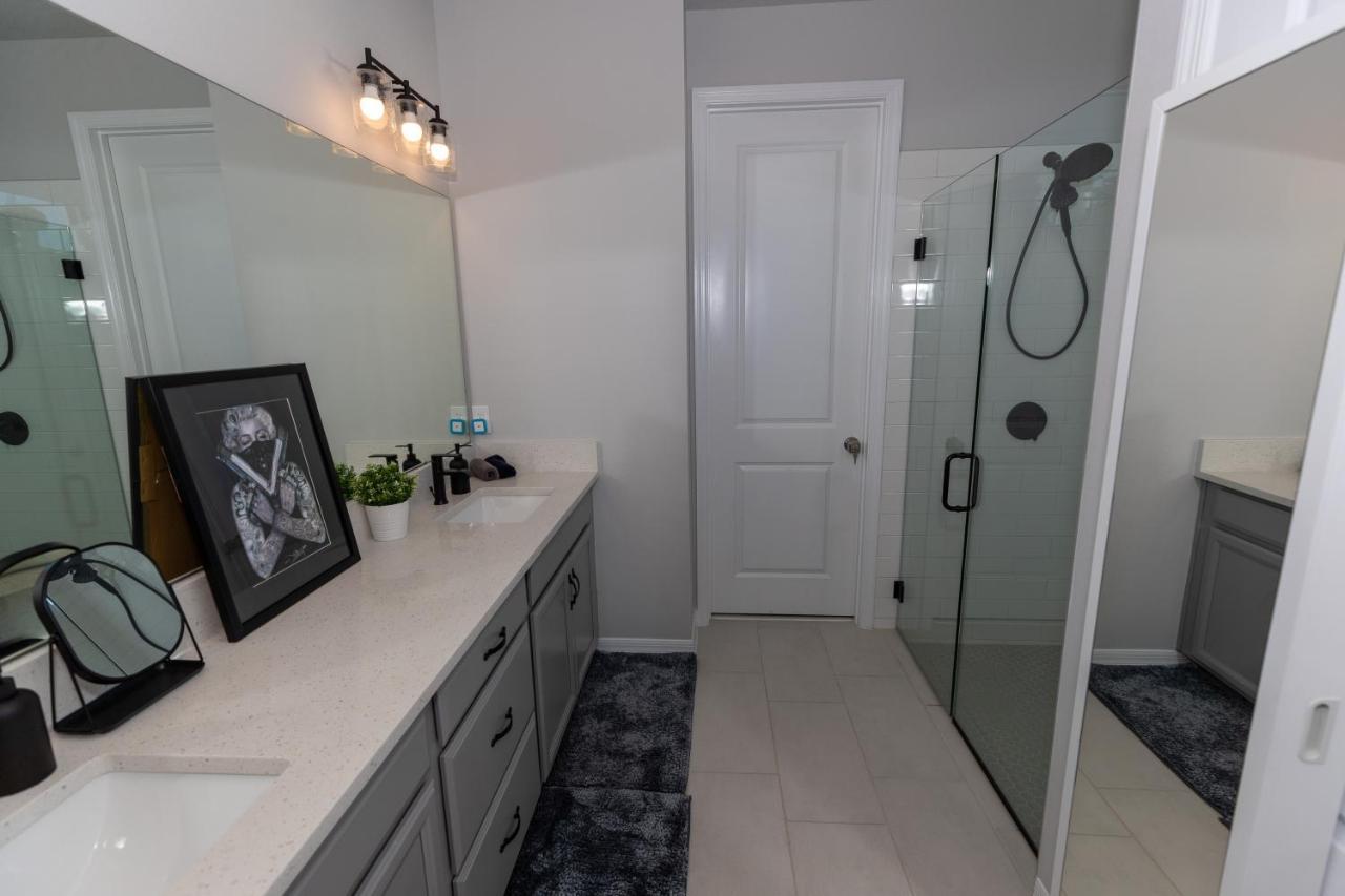 Brand New Modern Pet Friendly Zen With Private Theater & Hot Tub! Holiday home Orlando