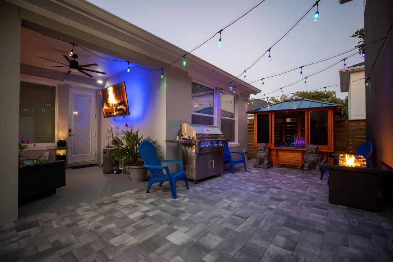 Brand New Modern Pet Friendly Zen With Private Theater & Hot Tub! Holiday home Orlando