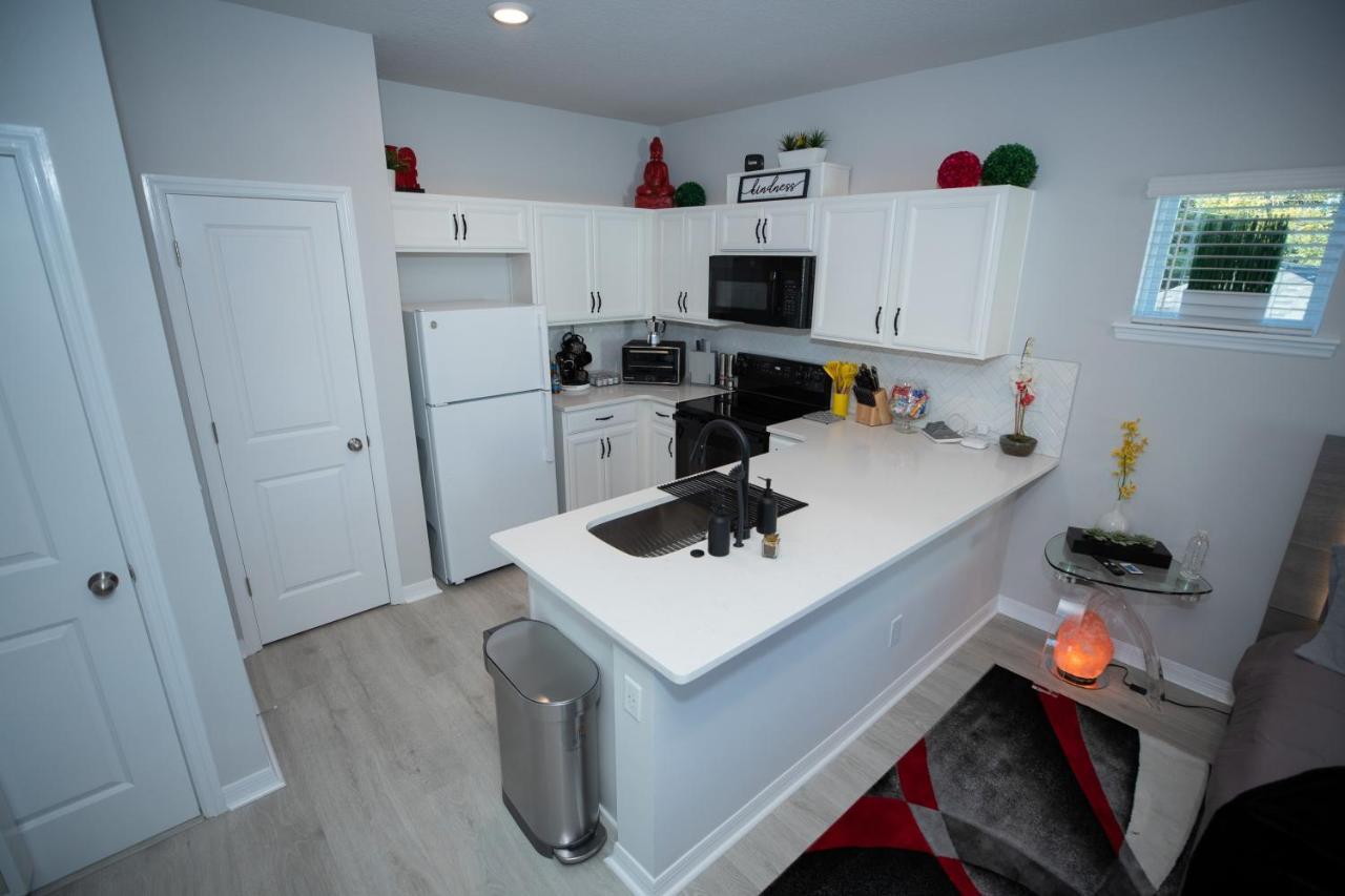 Pet Friendly Modern Zen Retreat With Hot Tub! Holiday home Orlando
