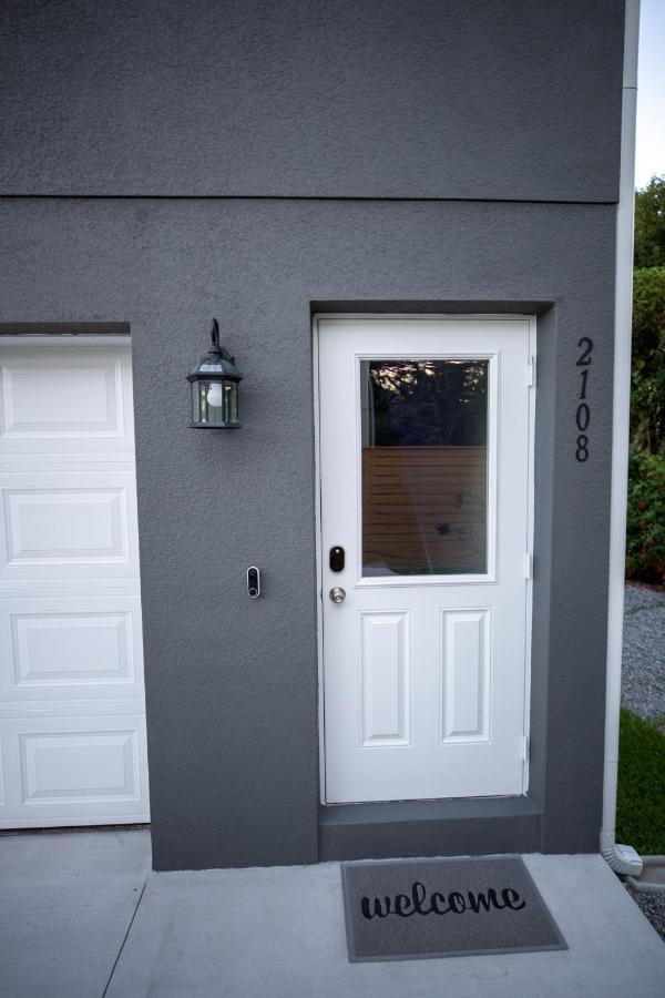 Pet Friendly Modern Zen Retreat With Hot Tub!