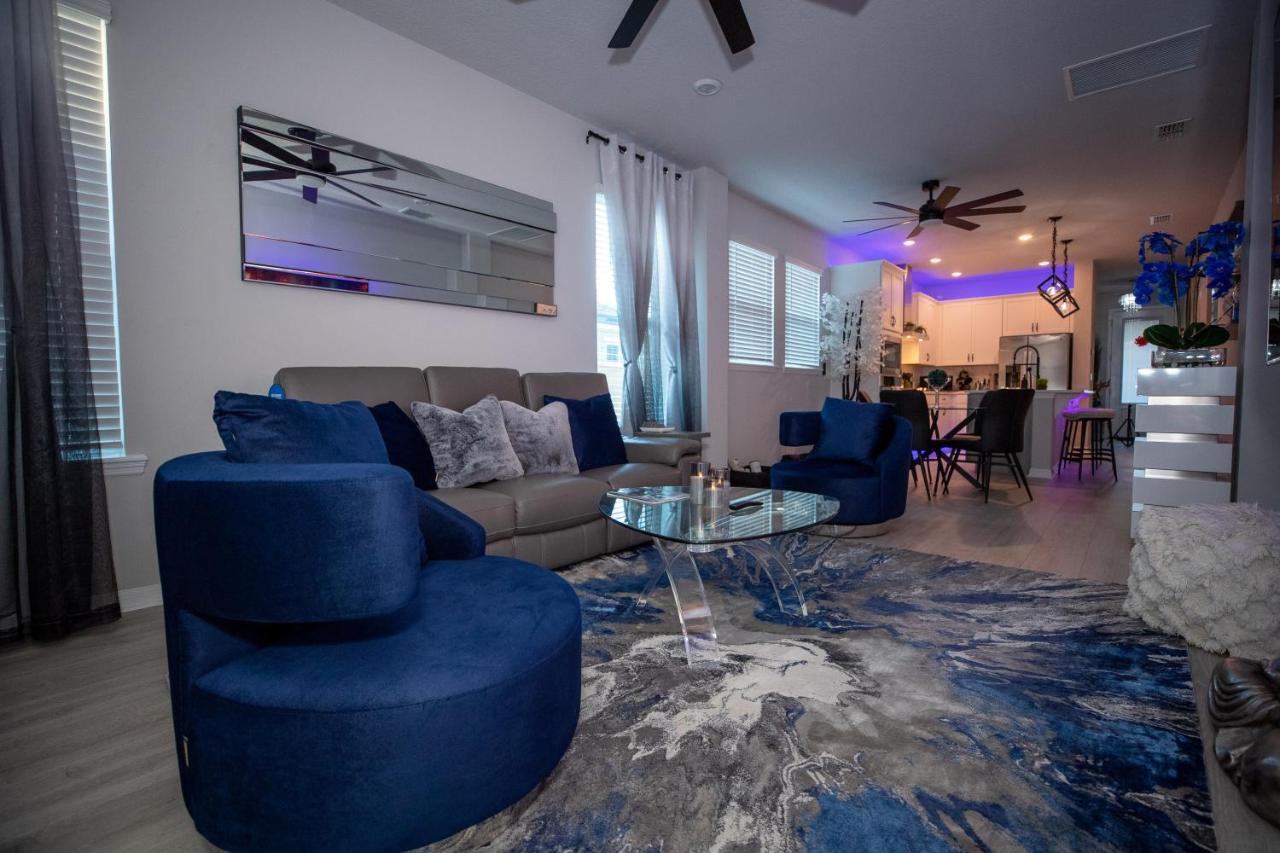 Holiday home Brand New Modern Pet Friendly Zen With Private Theater & Hot Tub!