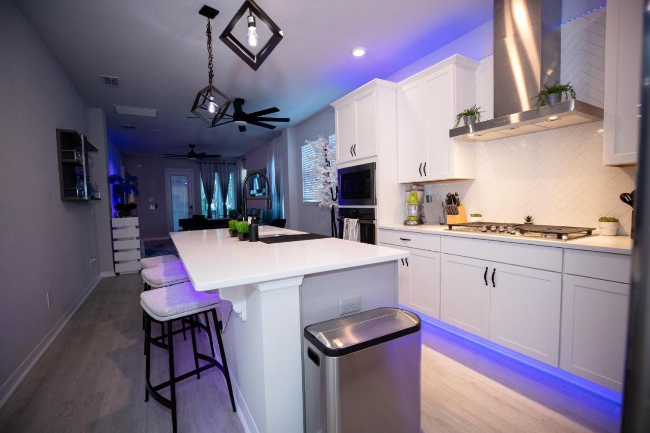 Holiday home Brand New Modern Pet Friendly Zen With Private Theater & Hot Tub!