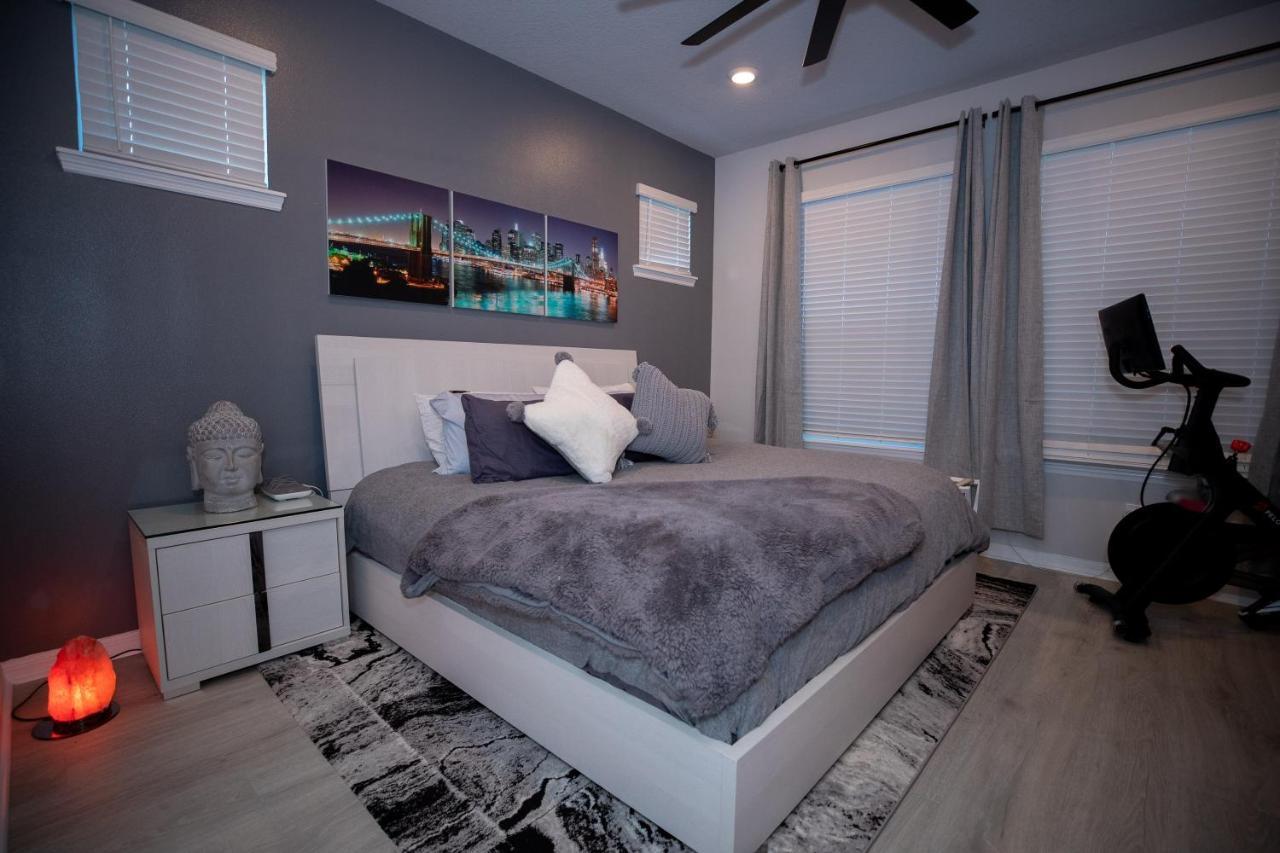 Brand New Modern Pet Friendly Zen With Private Theater & Hot Tub! * Orlando