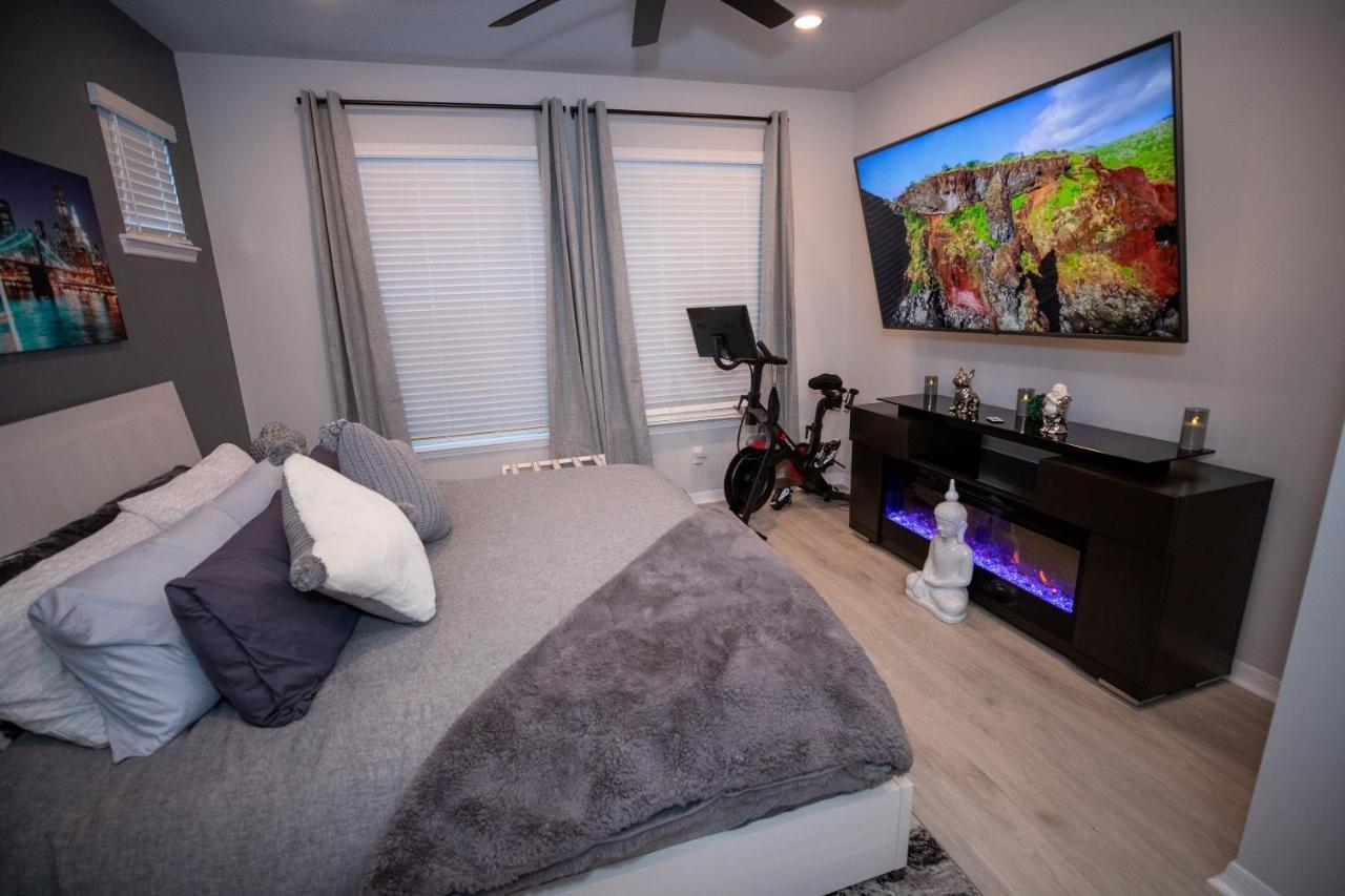 Brand New Modern Pet Friendly Zen With Private Theater & Hot Tub! Holiday home