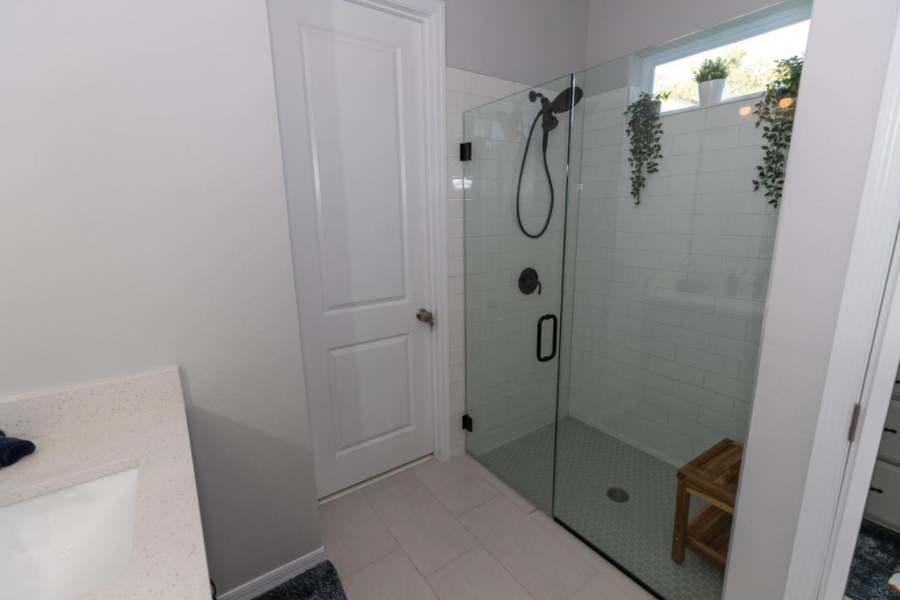 Brand New Modern Pet Friendly Zen With Private Theater & Hot Tub! *