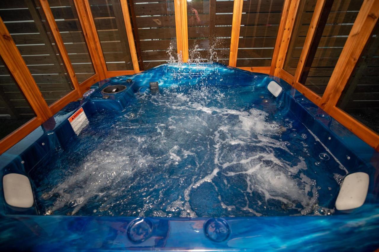 Holiday home Brand New Modern Pet Friendly Zen With Private Theater & Hot Tub! *
