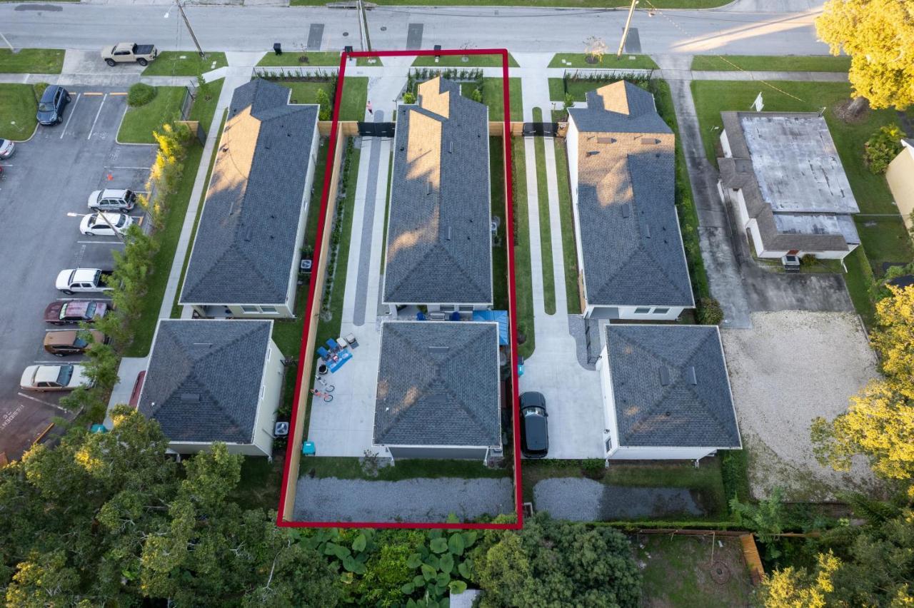 Brand New Modern Pet Friendly Zen With Private Theater & Hot Tub! Holiday home Orlando