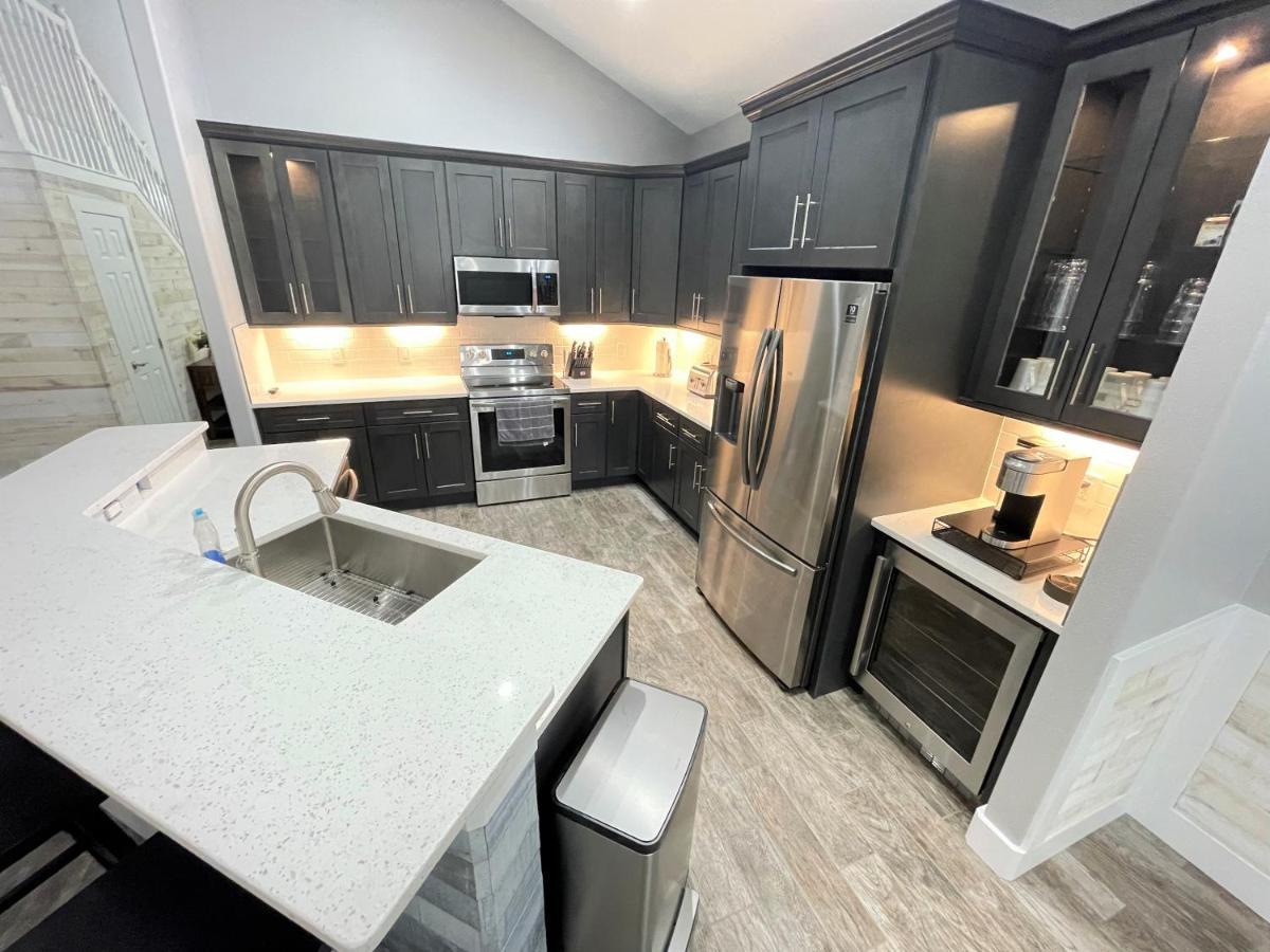 Mickey's Circle: Modern 6br With Pool, Hot Tub & Theater Near Holiday home Orlando