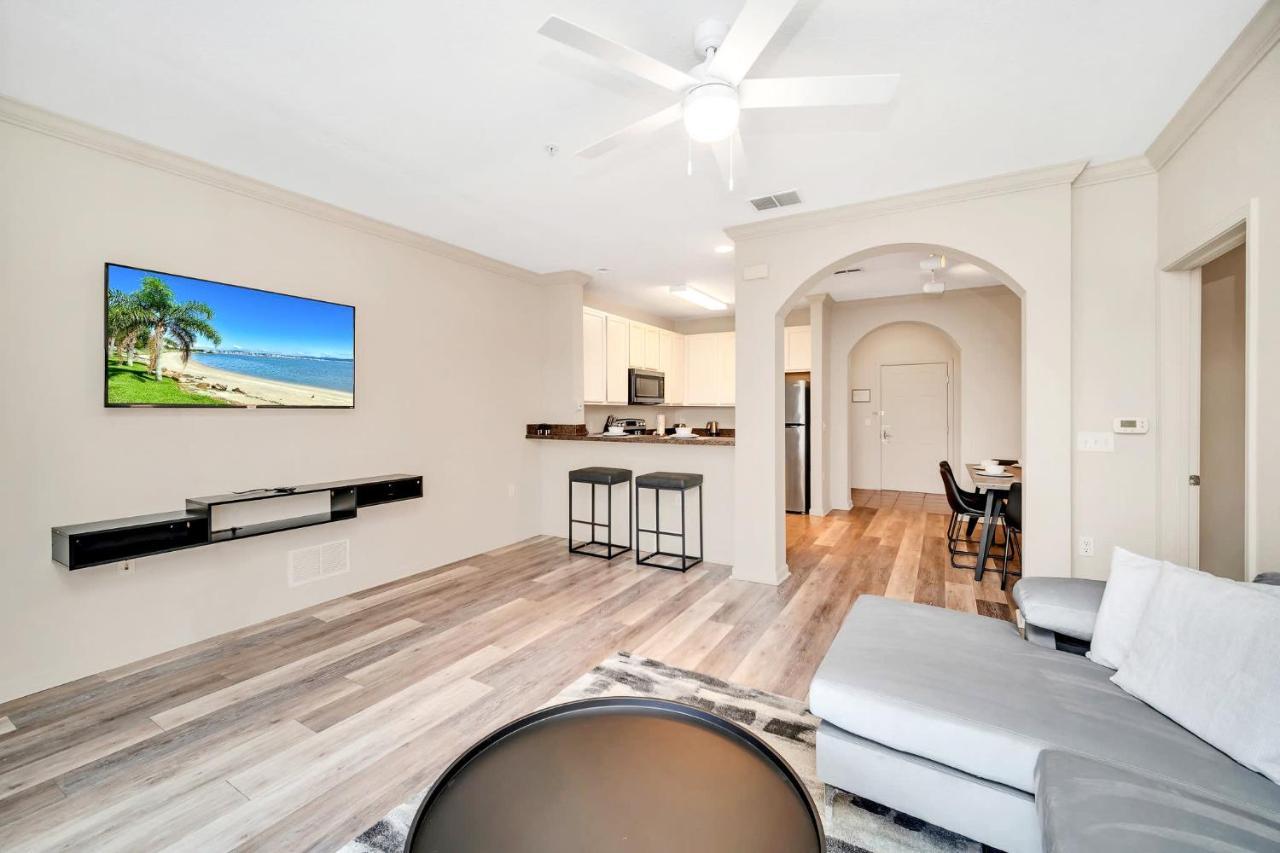 Bright & Airy 2br Condo, Near Disney! Apartment Orlando