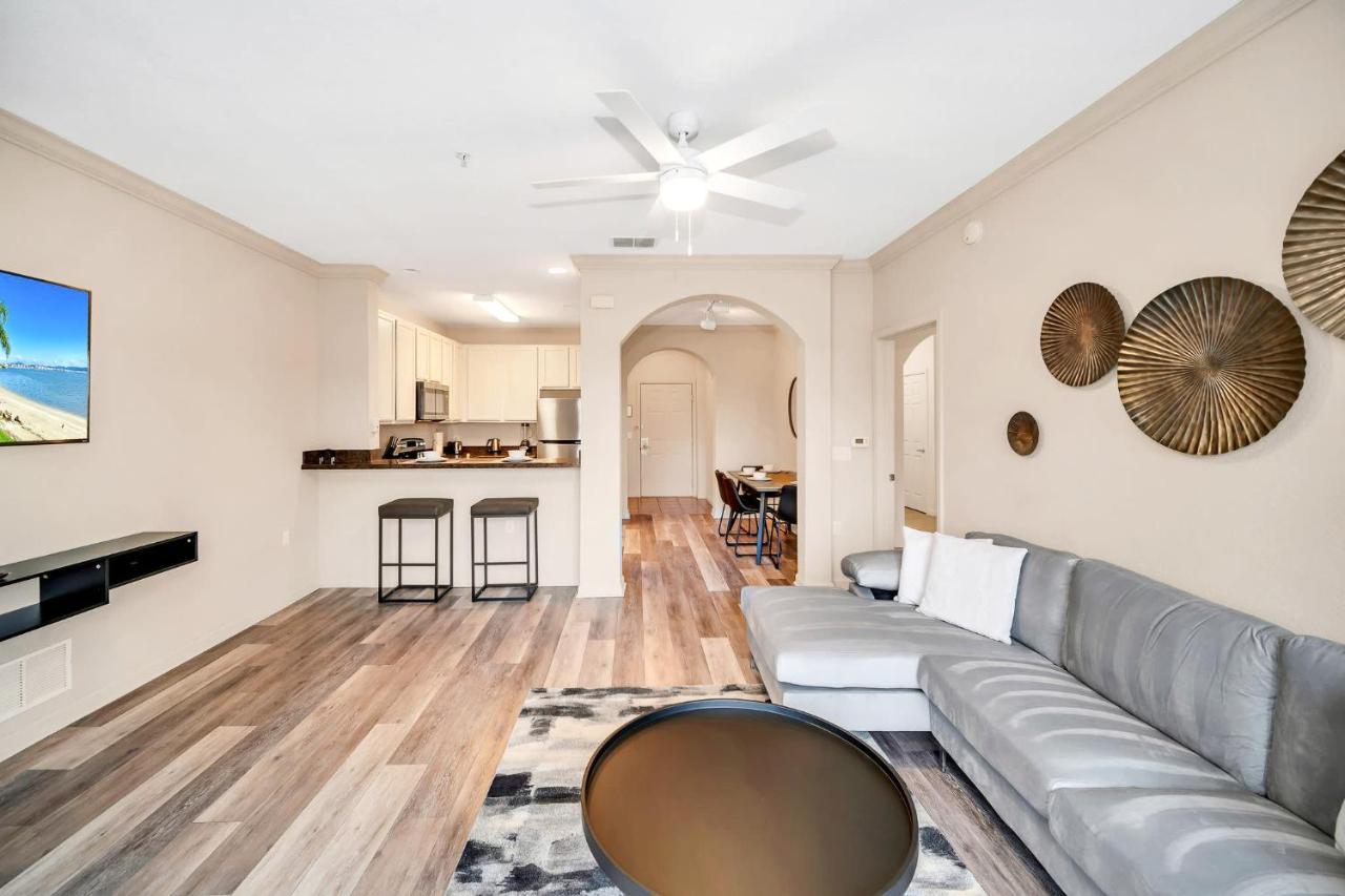 Apartment Bright & Airy 2br Condo, Near Disney!