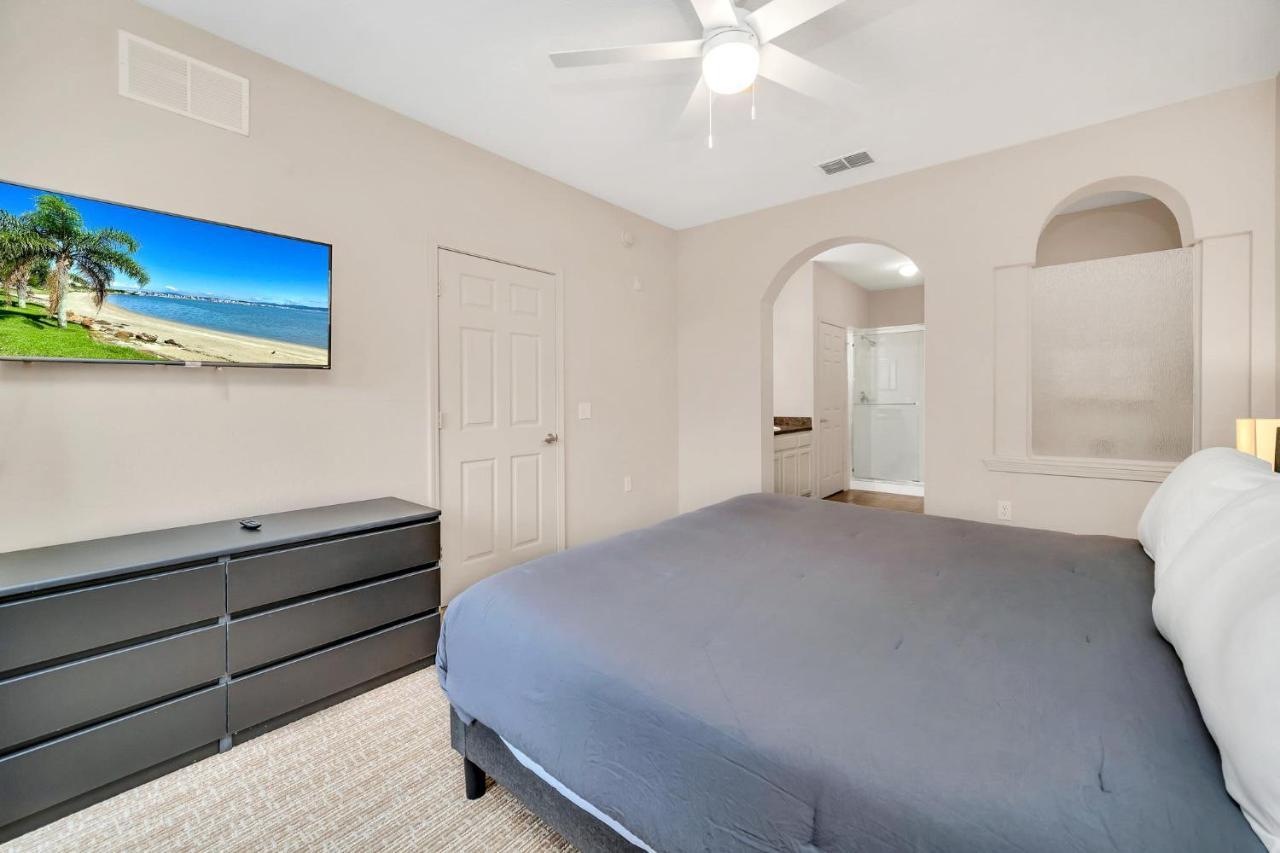 Bright & Airy 2br Condo, Near Disney! Apartment