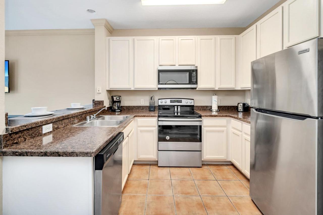 Bright & Airy 2br Condo, Near Disney! Apartment