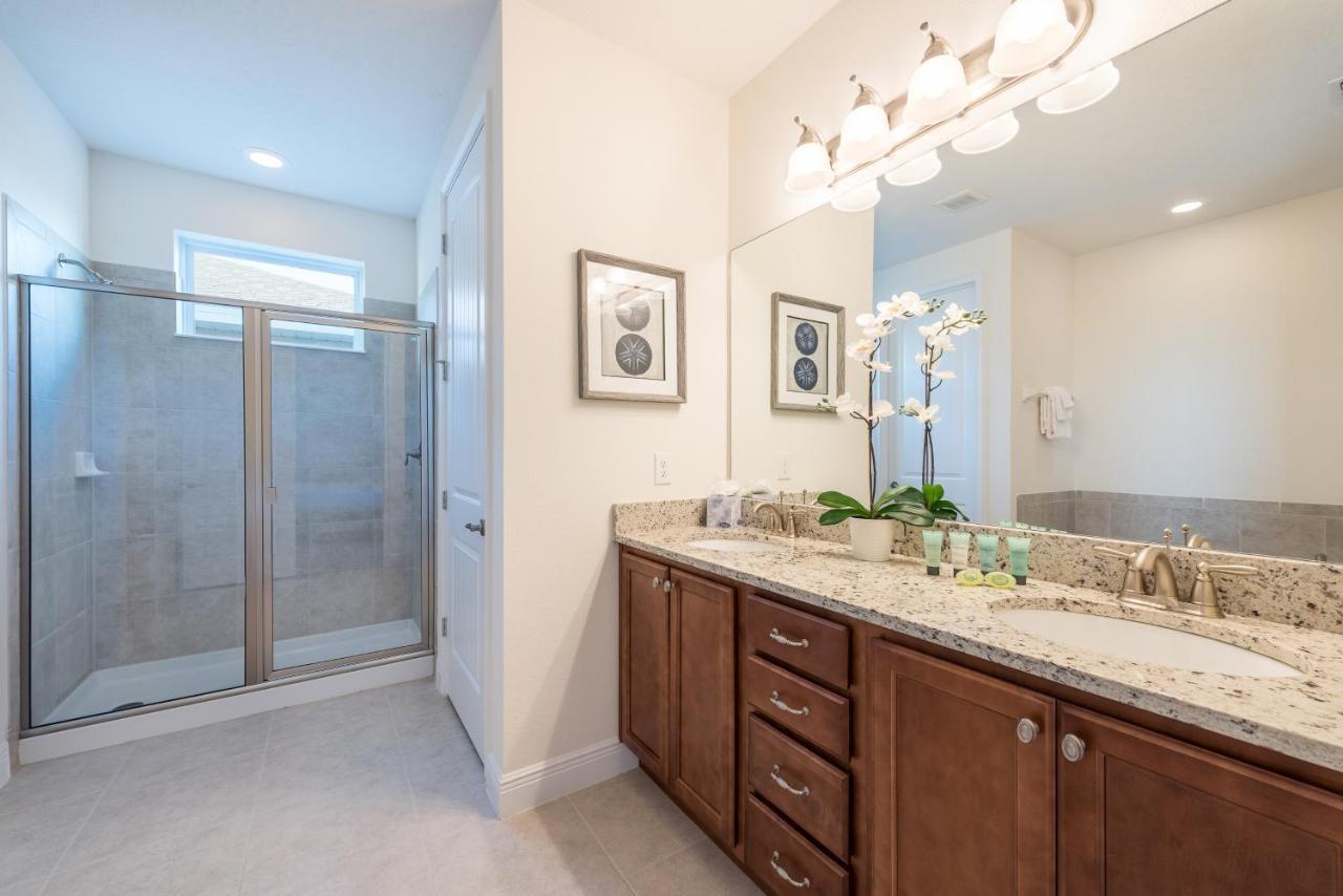 Modern With Private Pool And Jacuzzi Near By Rentyl - 7556m Holiday home Orlando