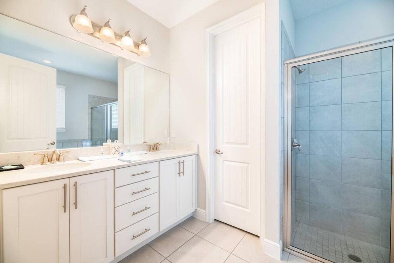 Spacious 8 Bdr Family With Arcades And Free Pool Heat Holiday home *
