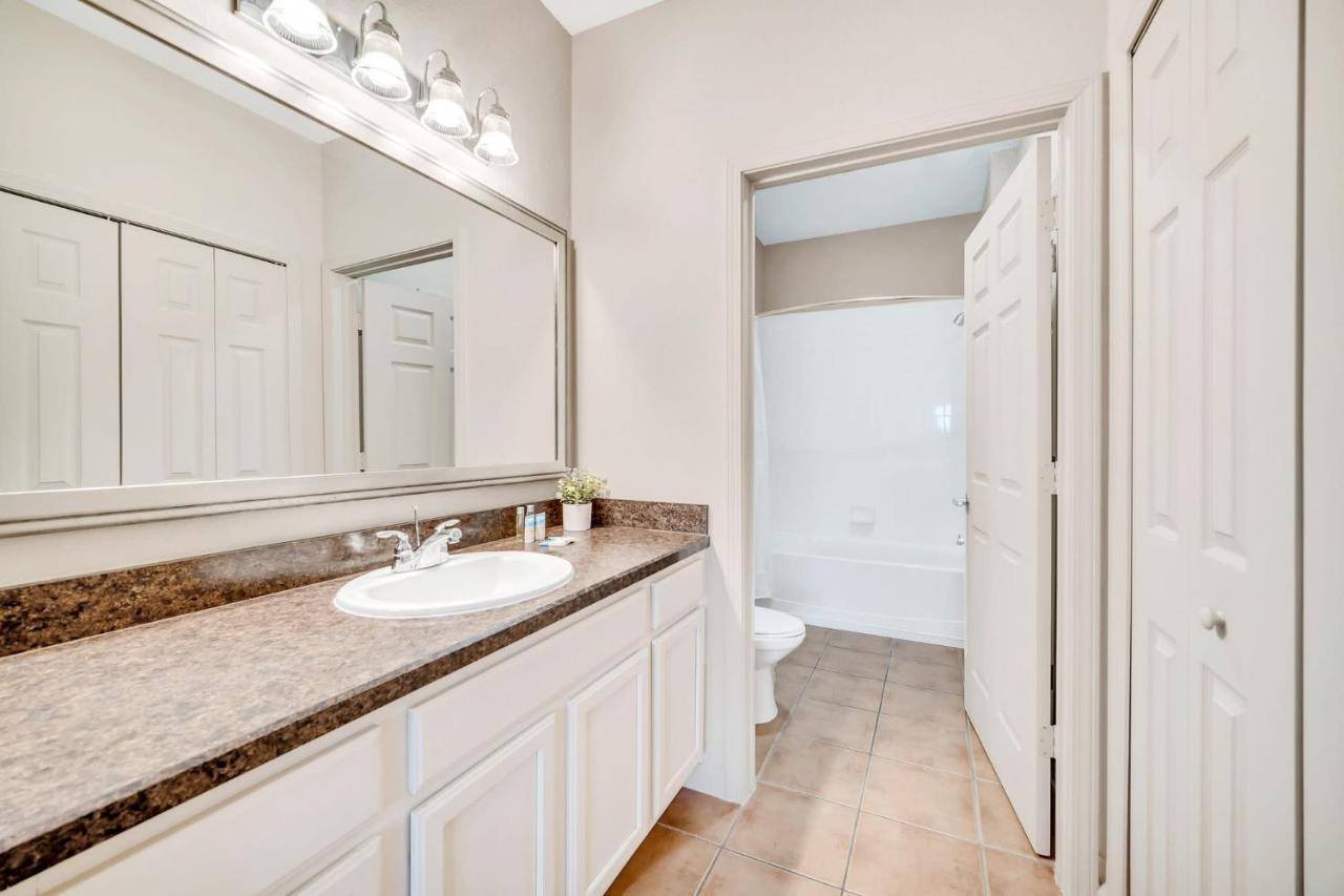 Apartment Bright & Airy 2br Condo, Near Disney!