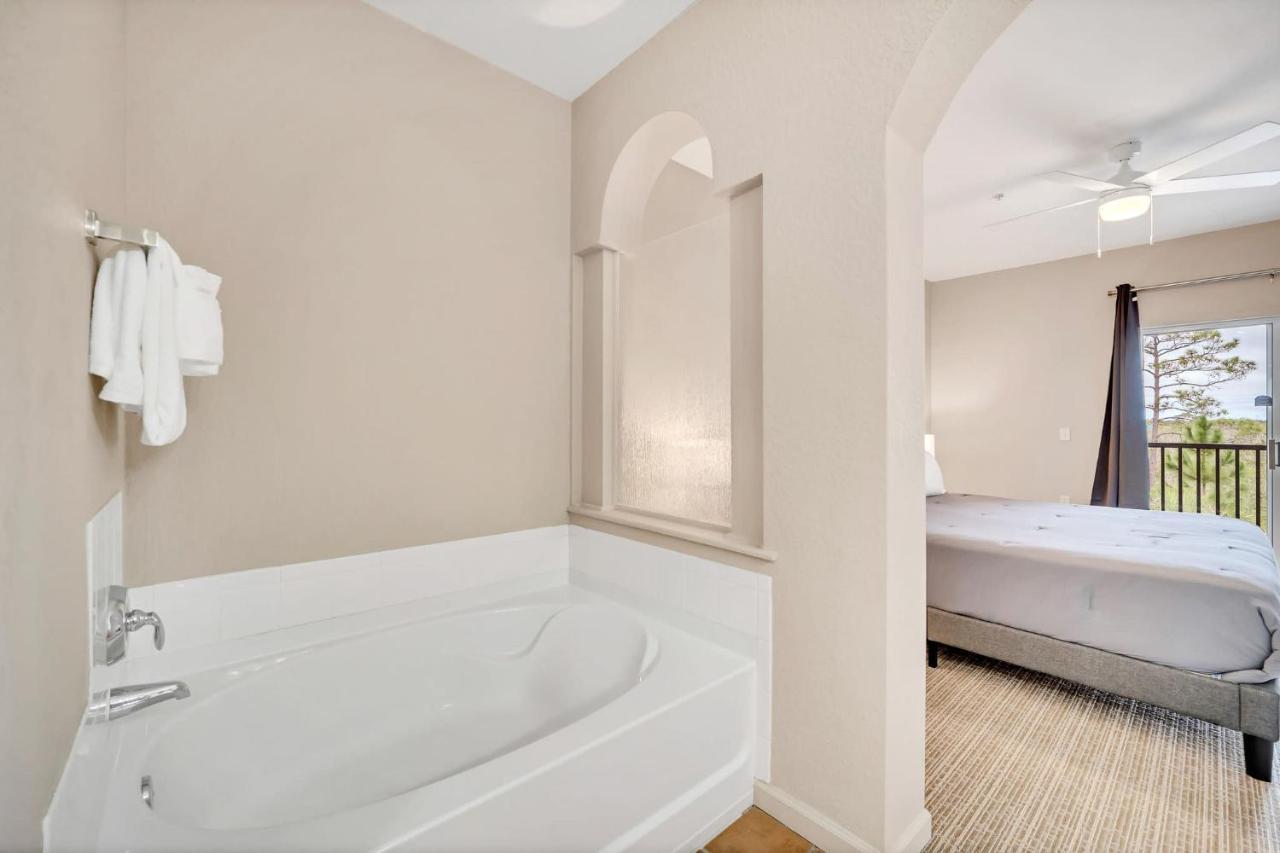 Bright & Airy 2br Condo, Near Disney! Apartment Orlando