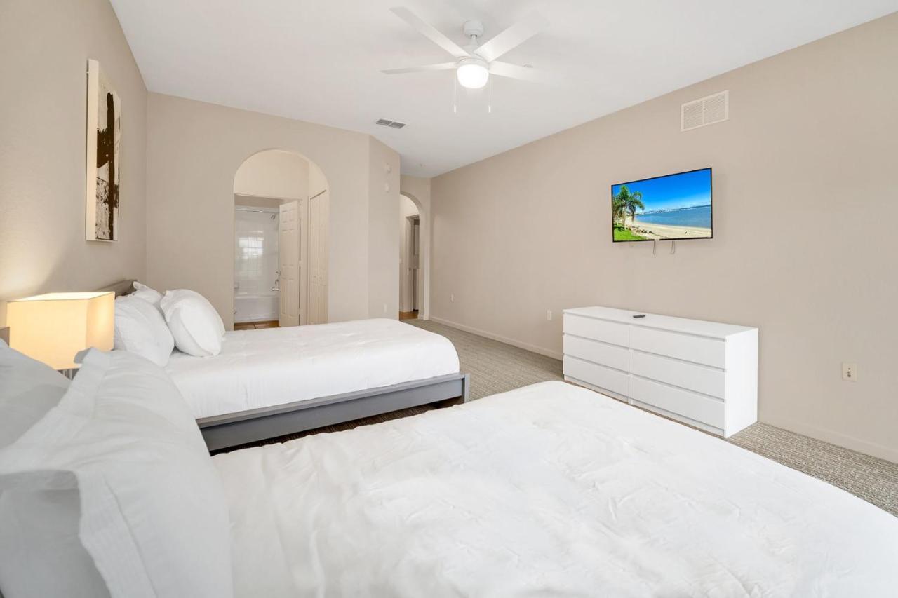 Bright & Airy 2br Condo, Near Disney! Apartment Orlando