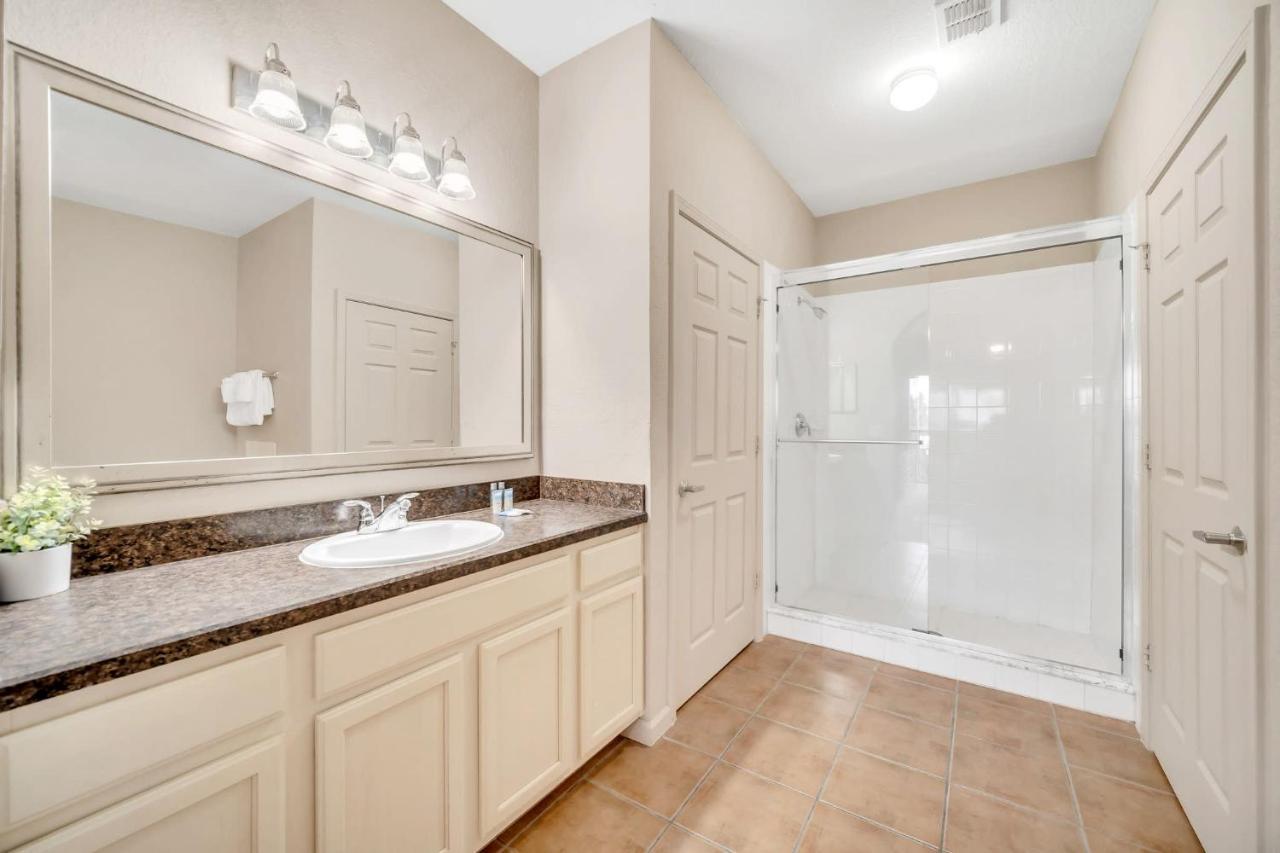 Bright & Airy 2br Condo, Near Disney! Apartment