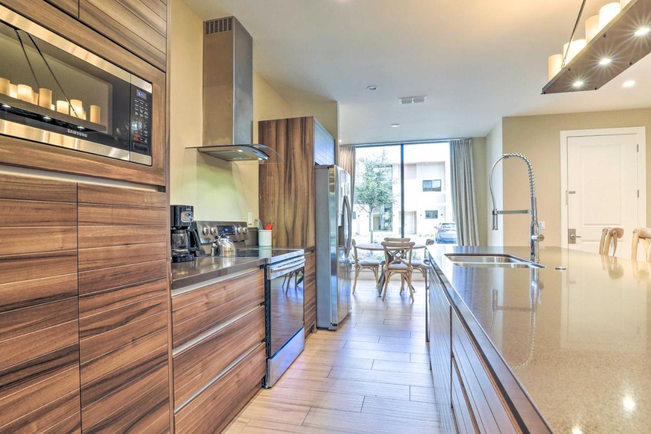 Magic Townhome About 5 Miles To Parks! Holiday home