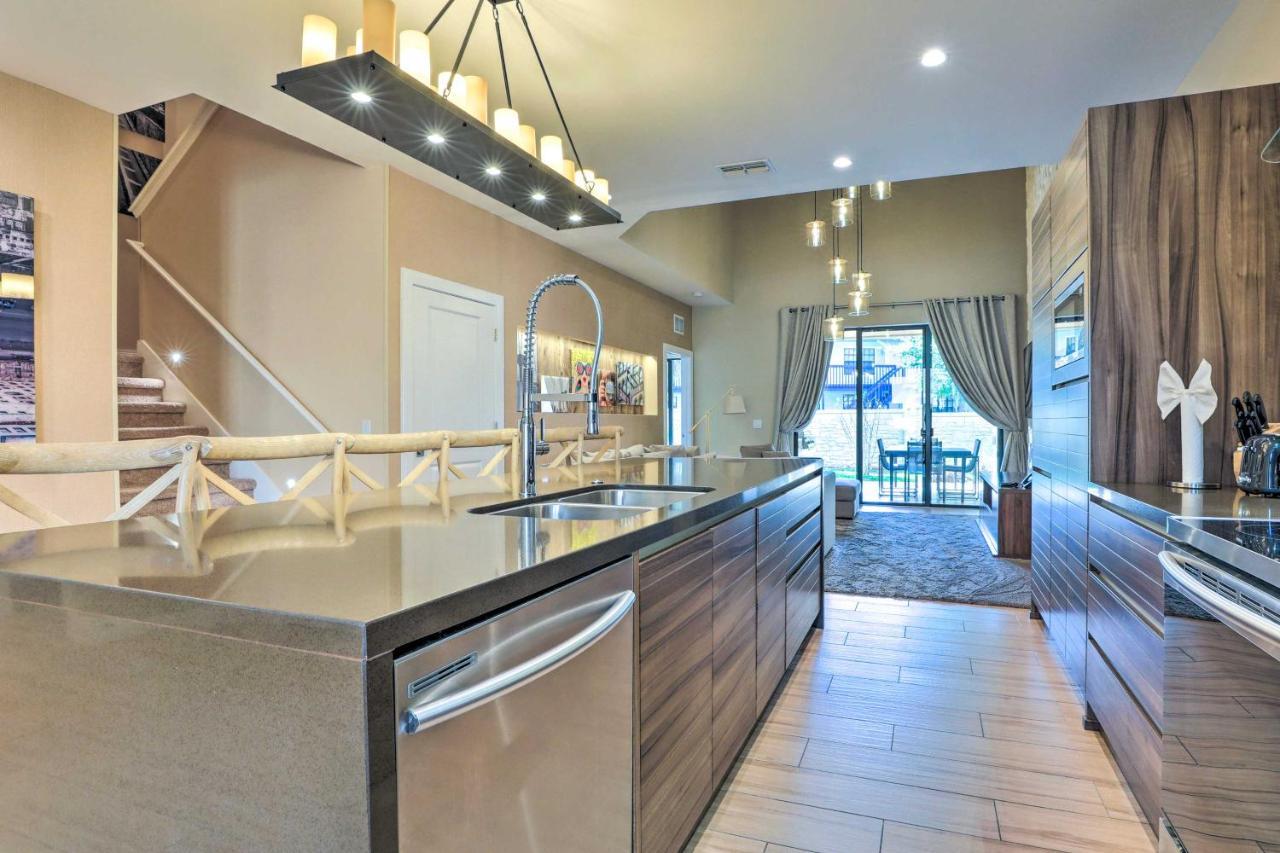 Magic Townhome About 5 Miles To Parks! Holiday home
