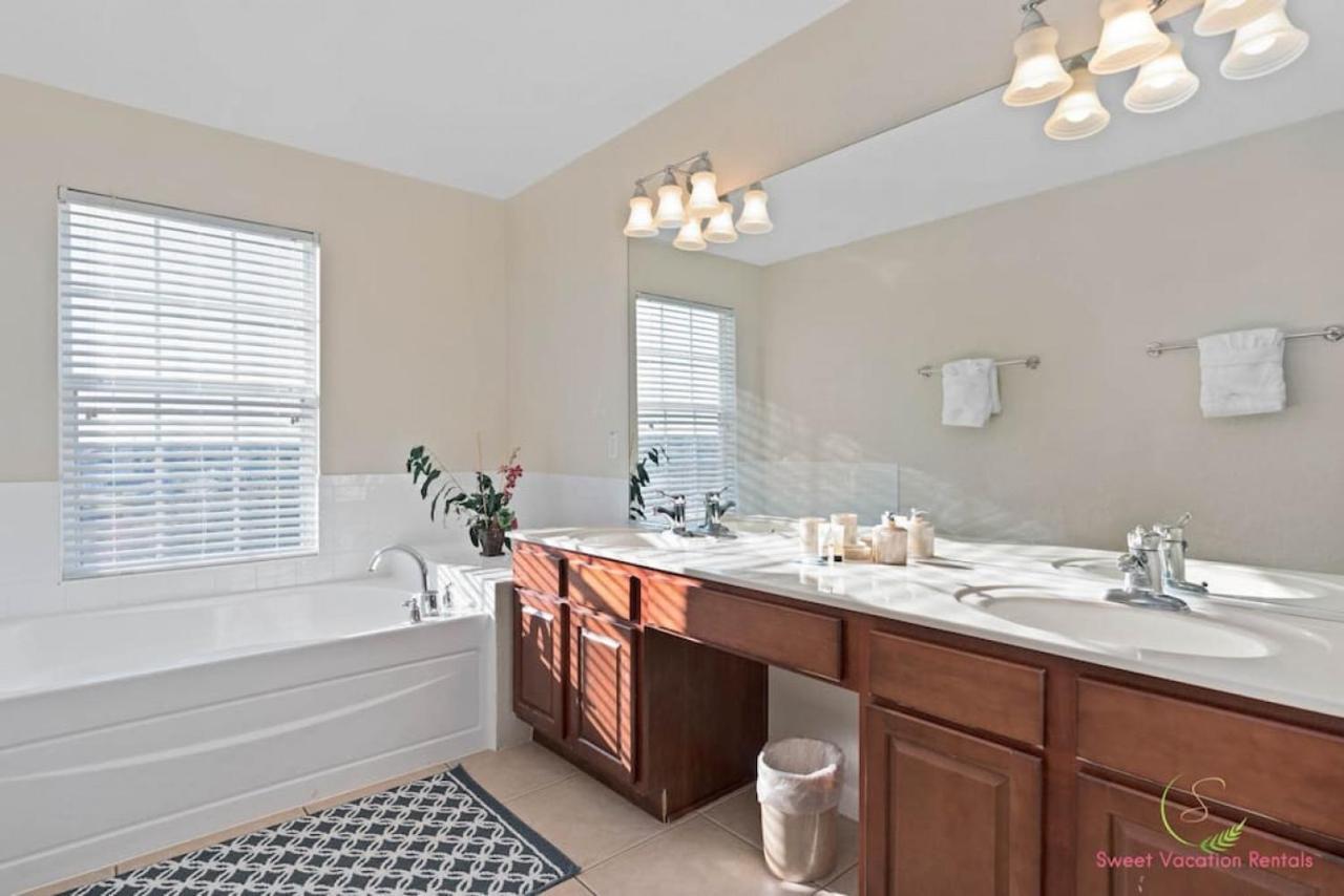 Villa Facing The Lake, Corner Beauty W Pool -2mi To Disney - Grand Opening *