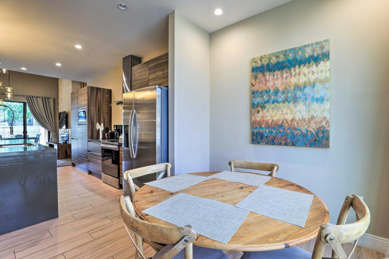 Magic Townhome About 5 Miles To Parks! Holiday home