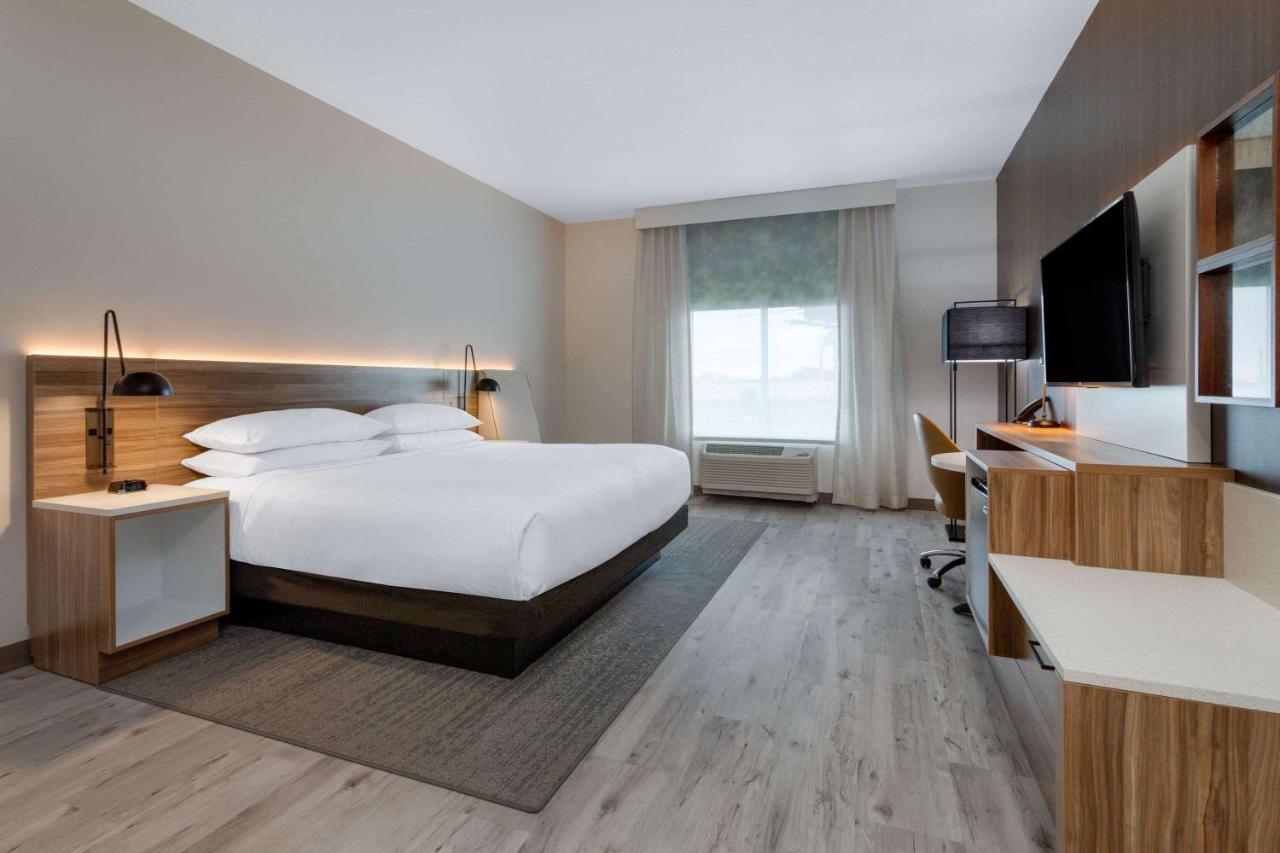 Wyndham Garden Airport - Free Airport Shuttle 3*