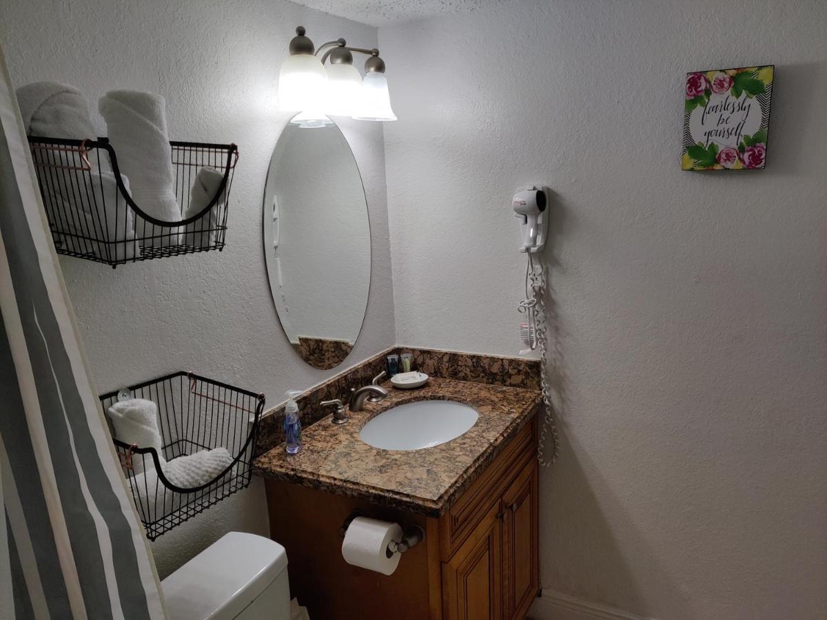 Centauri Vacation Rentals: 2-bedroom Getaway With Free Parking