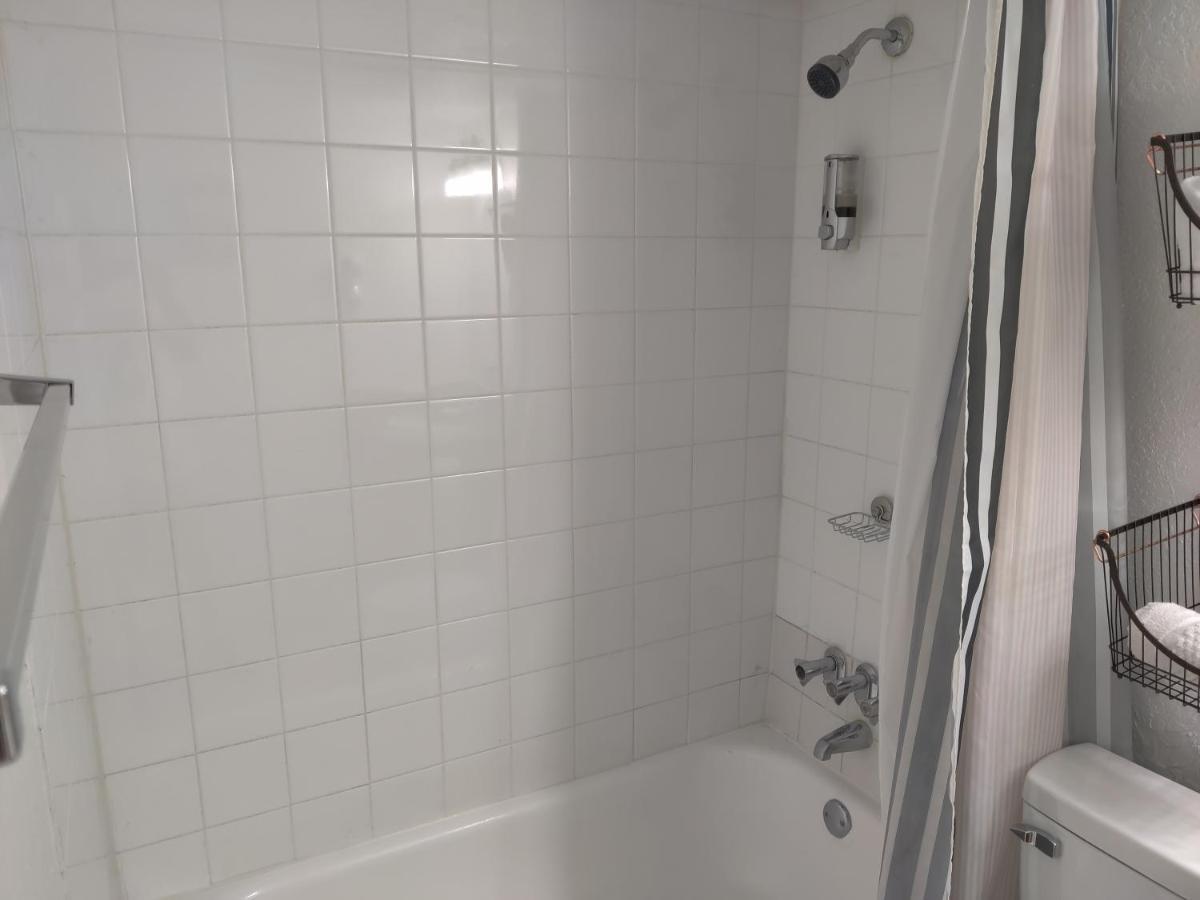 Centauri Vacation Rentals: 2-bedroom Getaway With Free Parking *