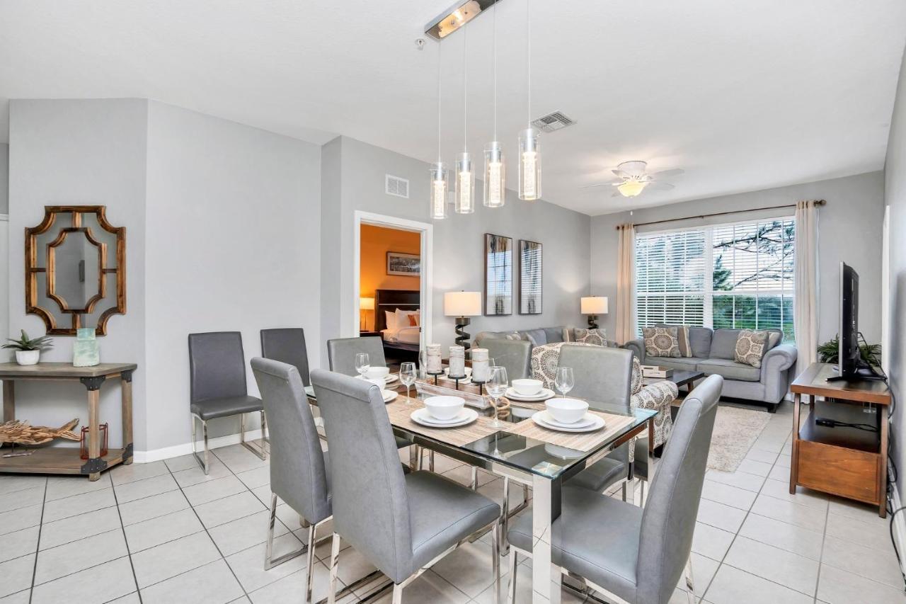 Apartment Updated Lakeview Condo, Minutes From