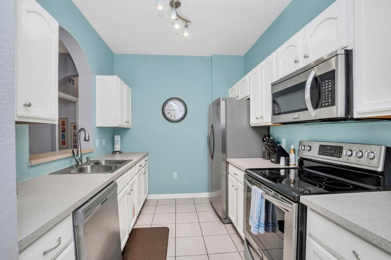 Apartment Updated Lakeview Condo, Minutes From *