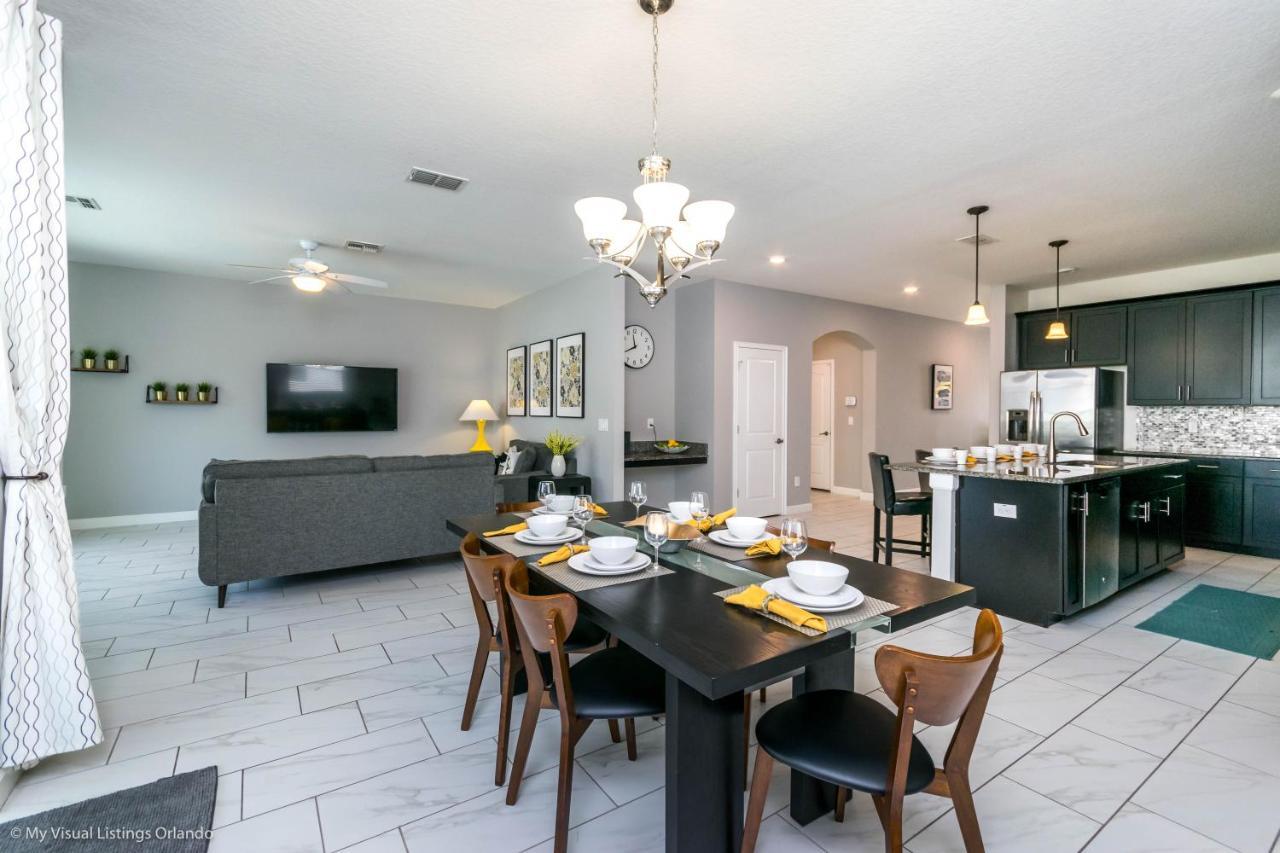 Modern W Private Pool & Near Holiday home