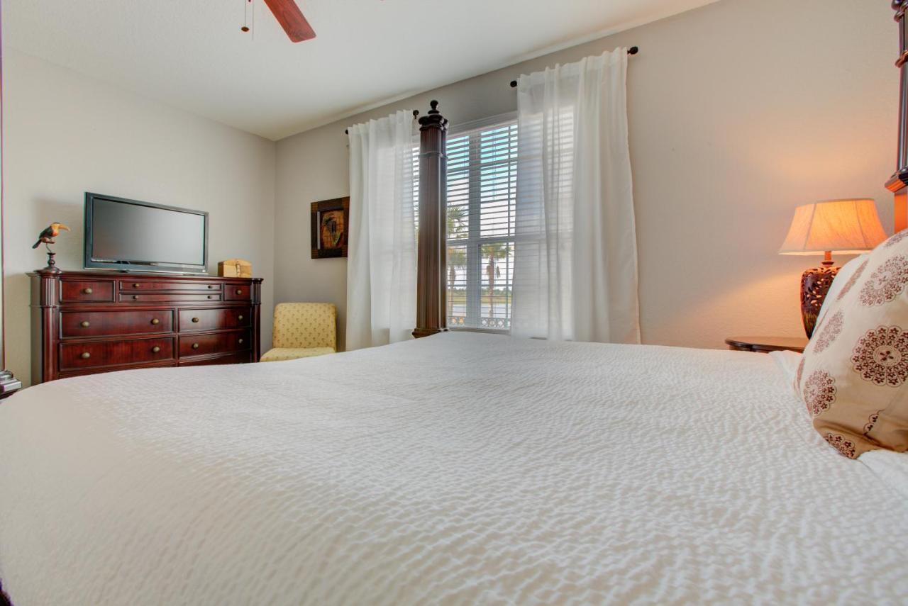 Apartment Gorgeous 1st-floor, End Unit W Lakeview *