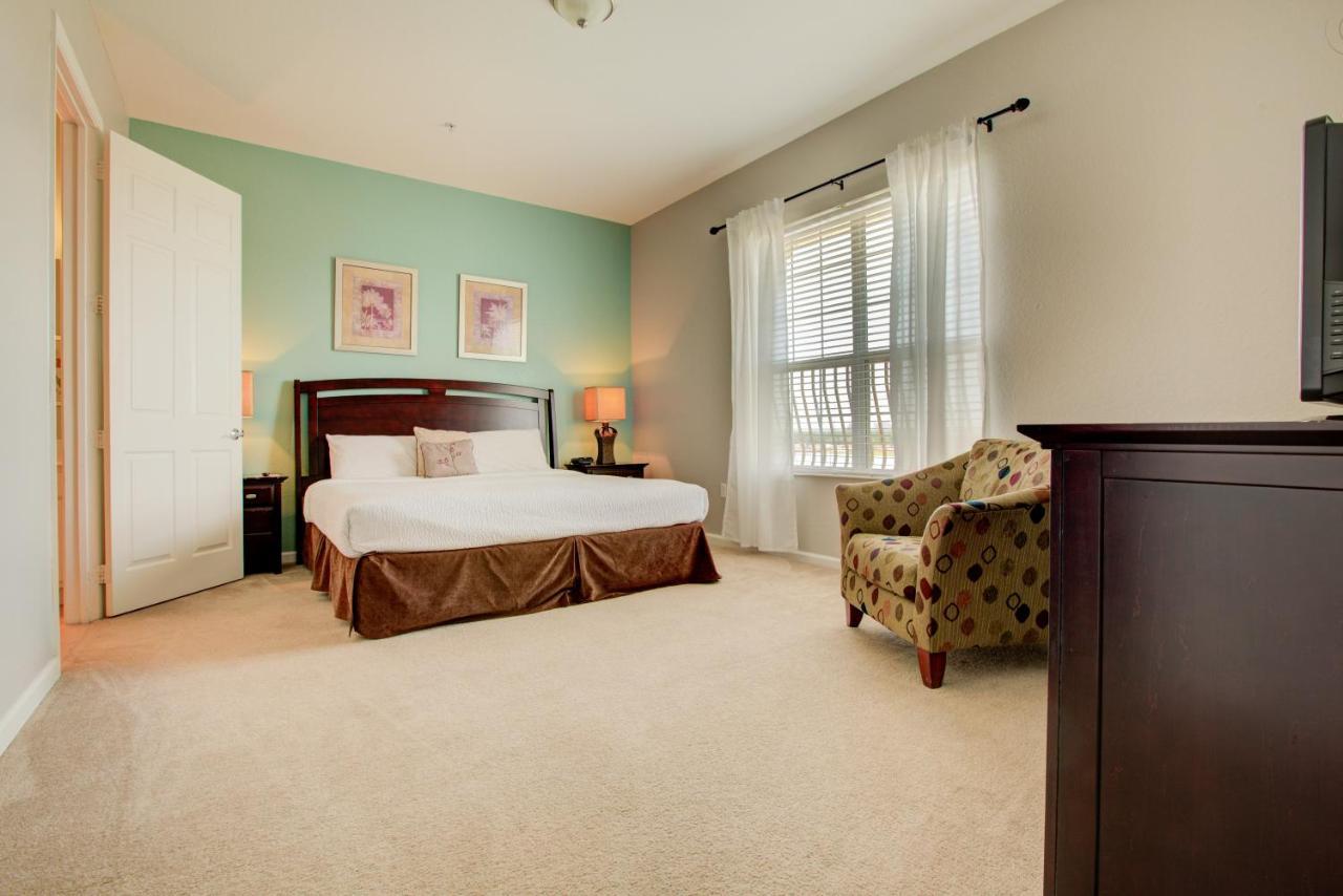 Top-floor Luxurious Lakeview
