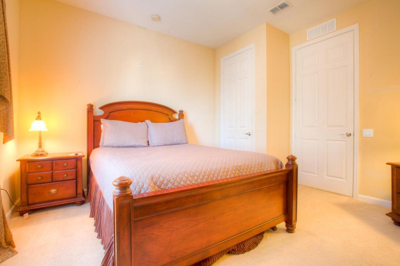 Lovely Third-floor Vista Cay Apartment