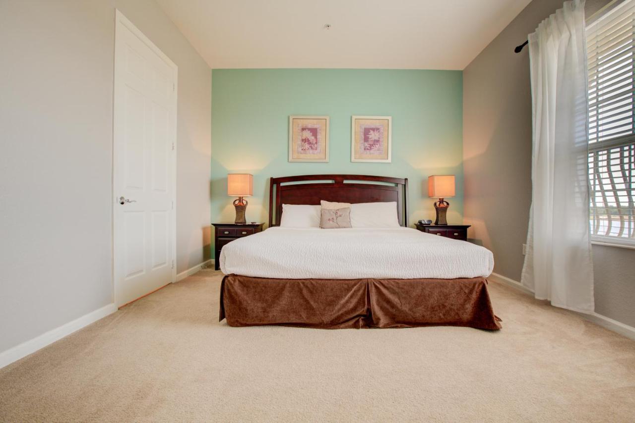 Top-floor Luxurious Lakeview Apartment Orlando