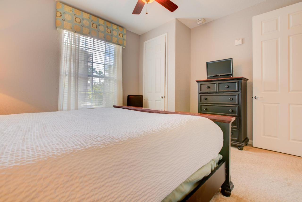 Apartment Gorgeous 1st-floor, End Unit W Lakeview *