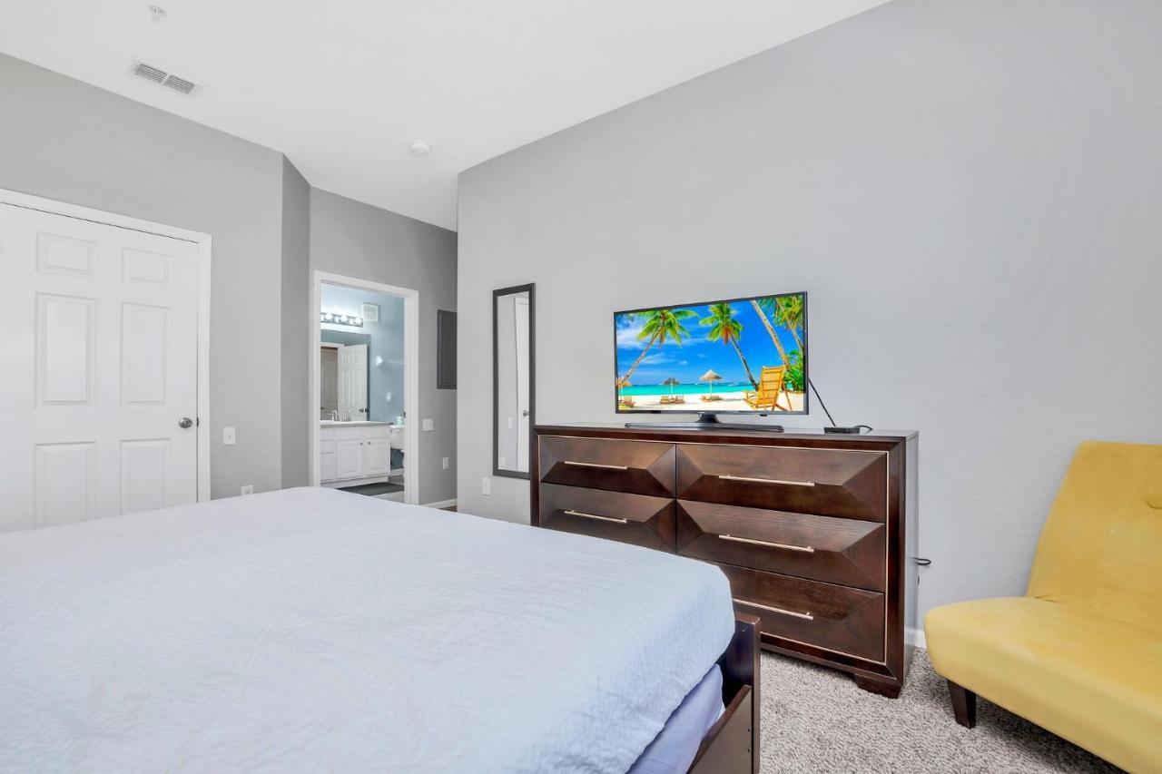 Apartment Updated Lakeview Condo, Minutes From *