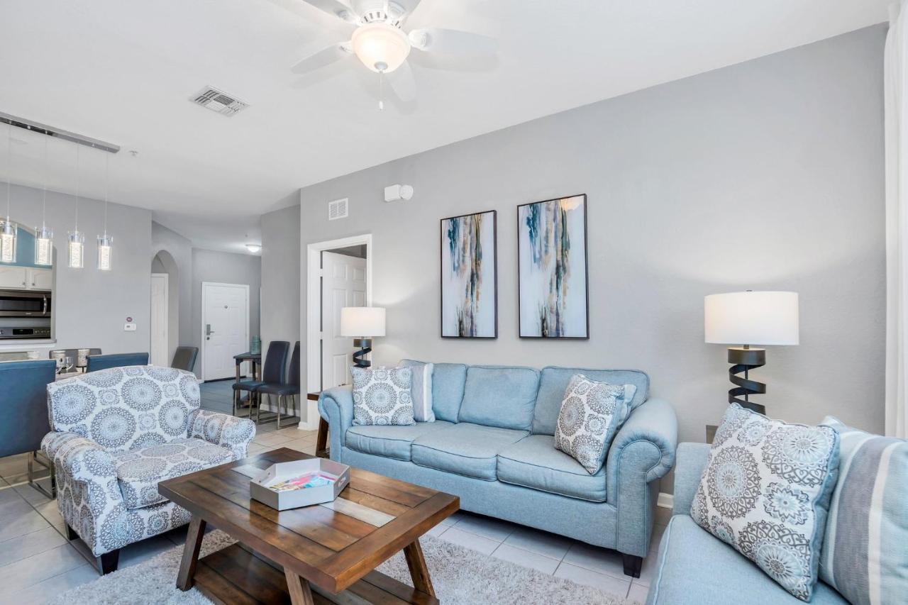 Updated Lakeview Condo, Minutes From *