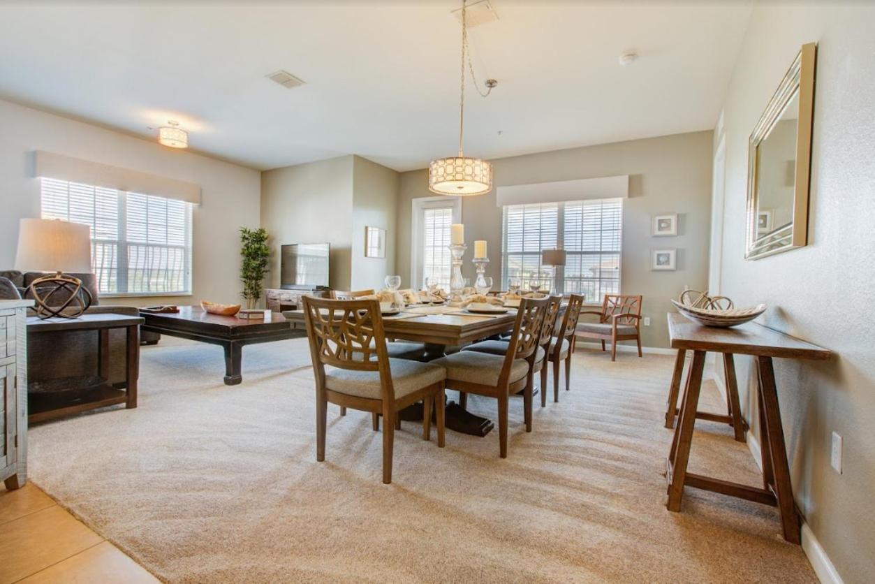 Vacation In This Stunning Condo- Near Attractions *