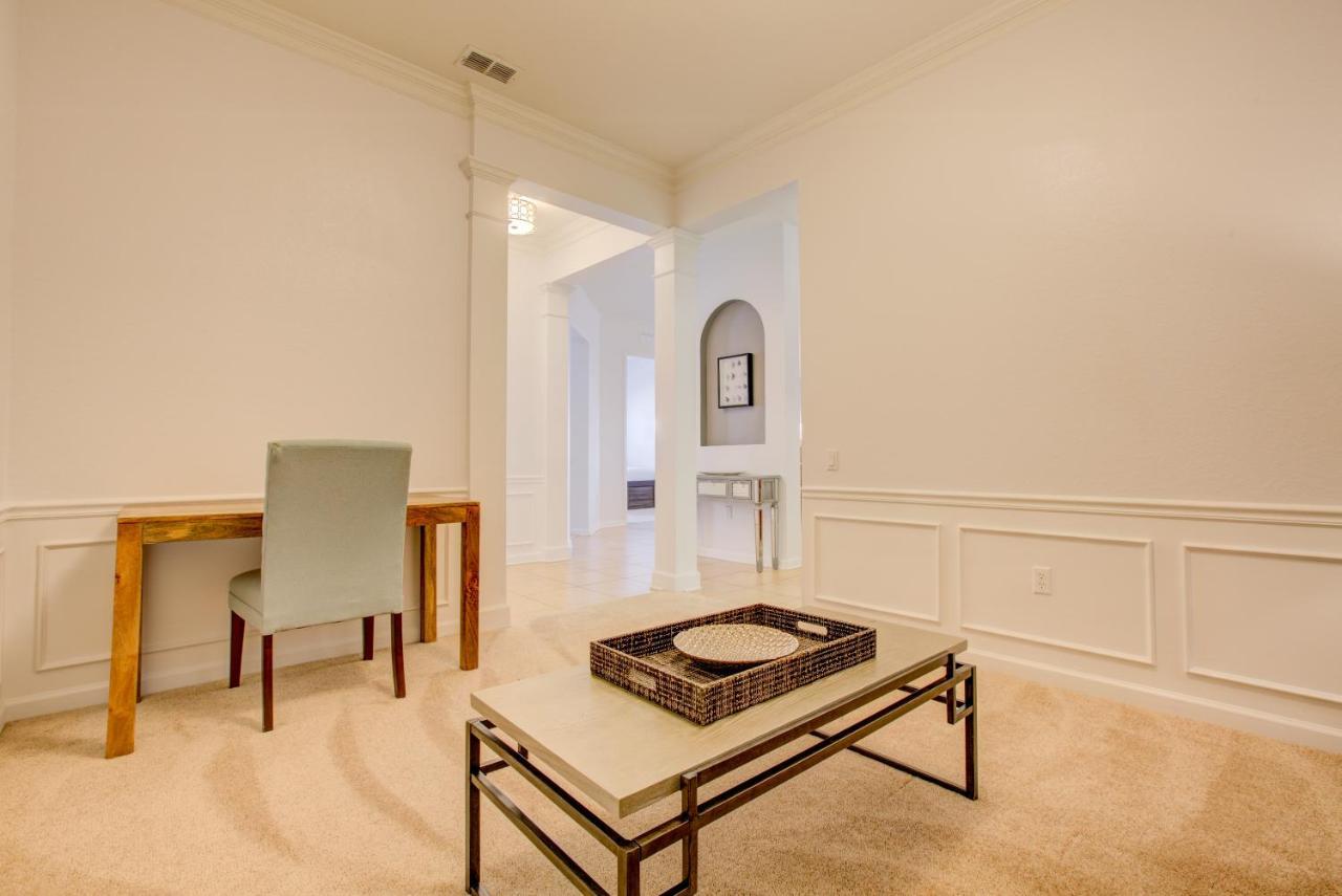 Apartment Vacation In This Stunning Condo- Near Attractions *